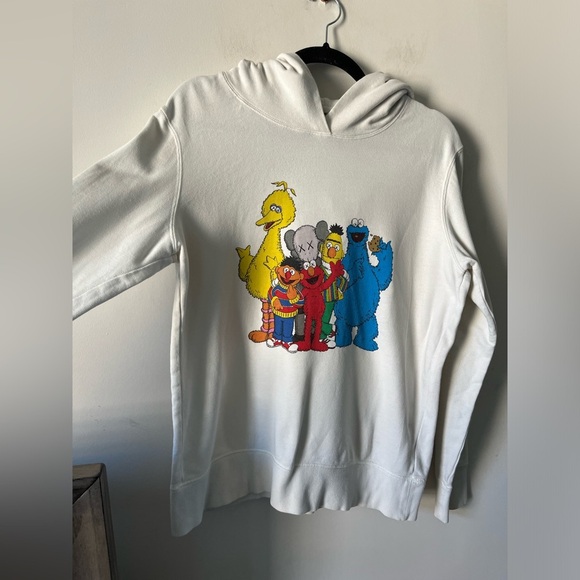 Uniqlo X KAWS Sesame Street hoodie Medium - Picture 8 of 8